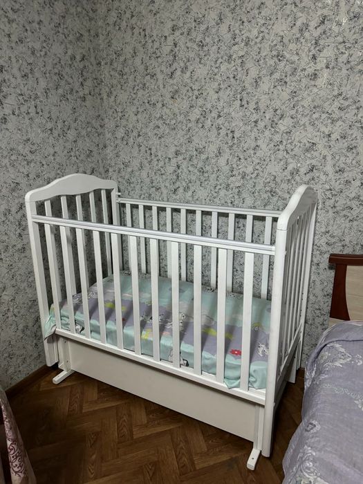 Lulka krovat tebranadi qo'l bilan. Holati yangi deyarli ishlatilmagan,