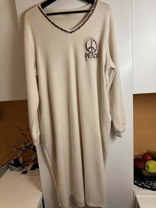 Дълга дамска рокля в светъл цвят.