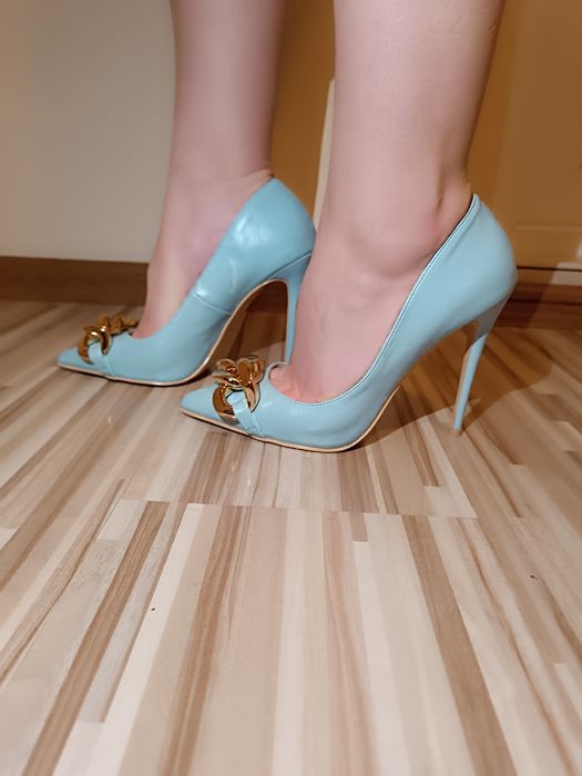 Pantofi stiletto cu detaliu auriu