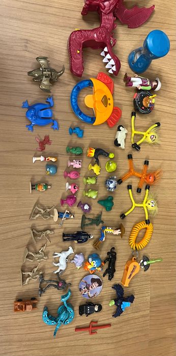 Лот от играчки от Kinder + плюшени играчки всичко за 11 лв.