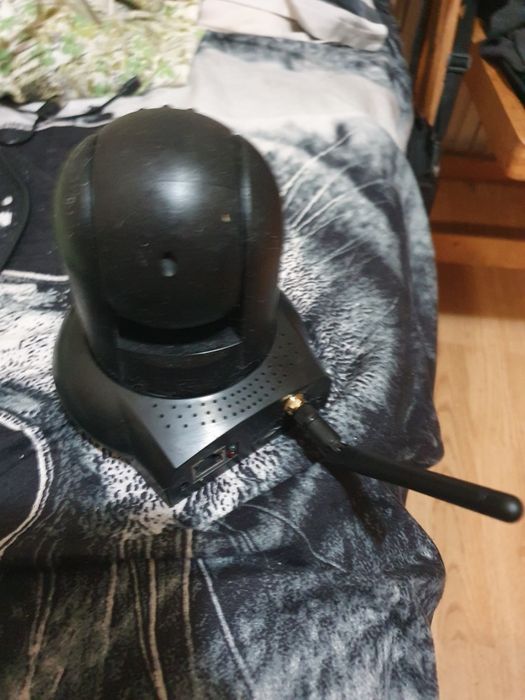 Продавам безжична IP камера Foscam модел FI9821P V2.