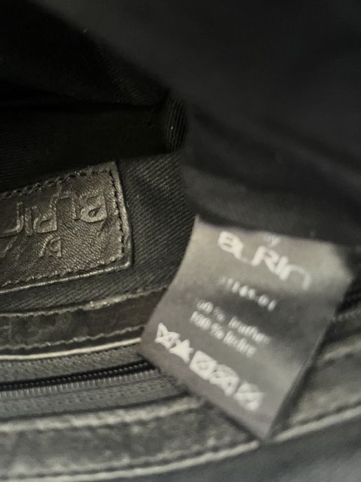 Малка черна, кожена чанта през рамо