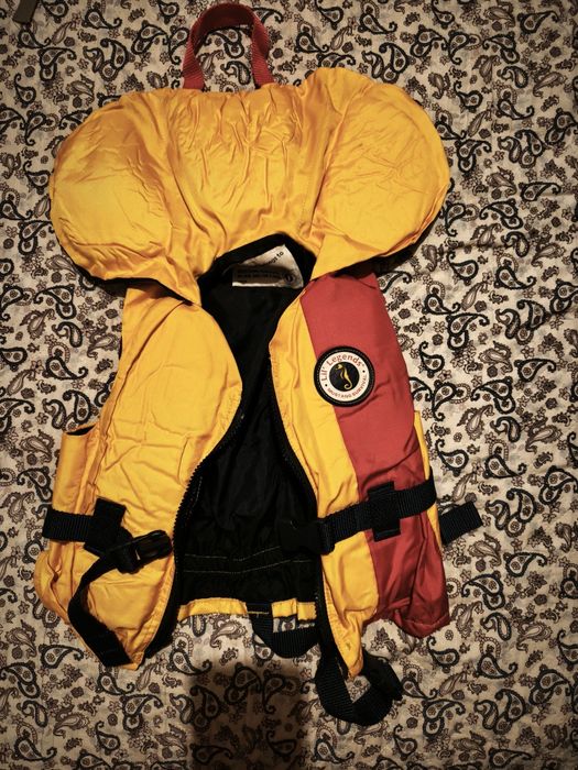 Продам детский спасательный жилет