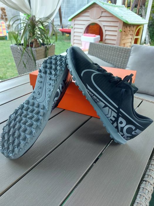 Футболни обувки Nike, Adidas и Puma