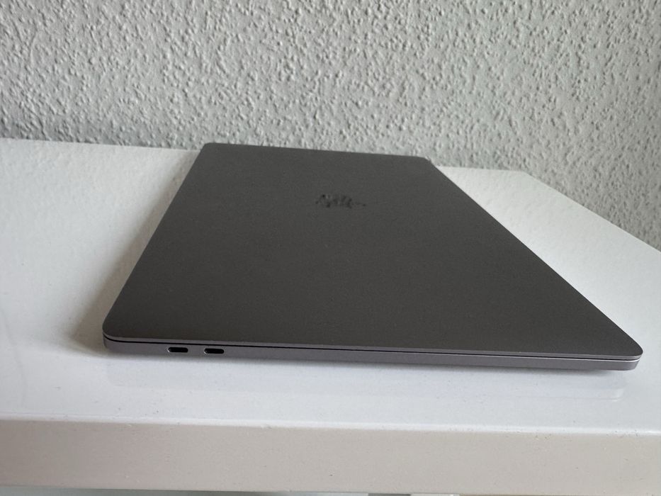 MacBook Pro 15” 2019 – i7 6-core, 16GB RAM, 256GB SSD