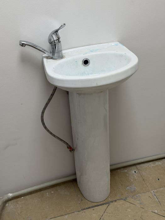 Продам раковину с ножкой