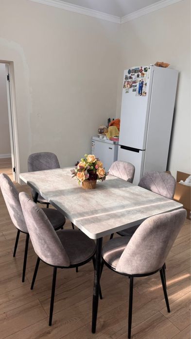 Срочно продам кухонный стол с стульями