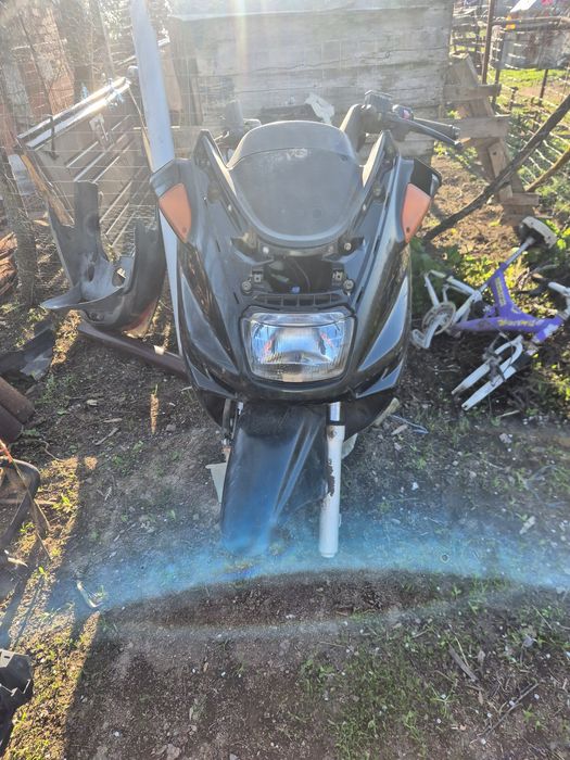 Un Suzuki burman125 cc și un hamaya majesti 250