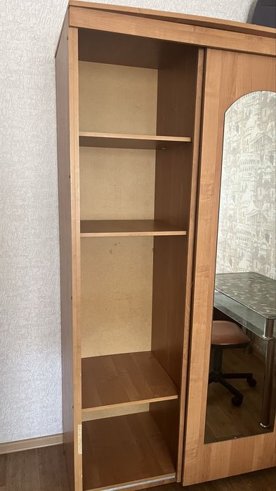 Продам шкаф 3-дверный с зеркалом