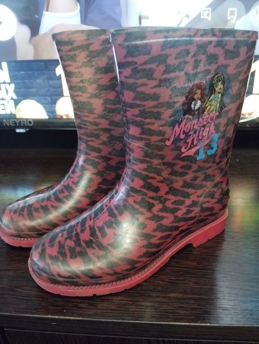 Отдам обувь .  .