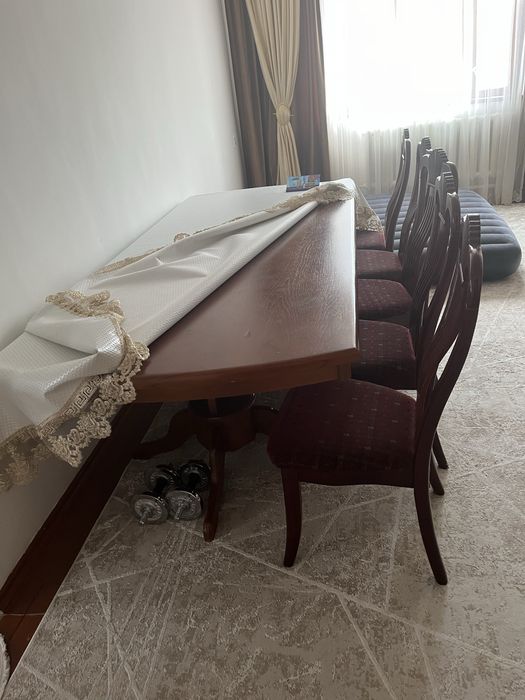 Стол из дерева и стулья из бука