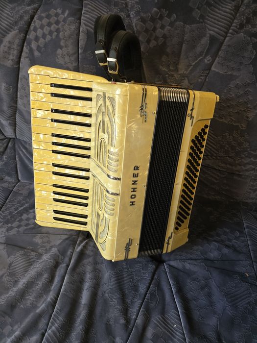 Hohner Tango 2 ,80 de basi ,bandon ,stare perfectă