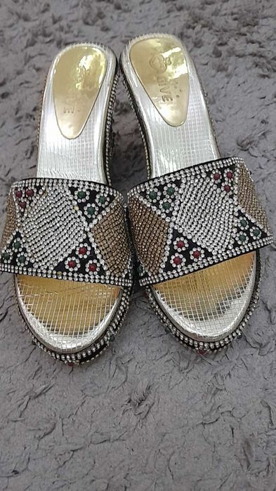 Oyoqda juda chiroyli turadi