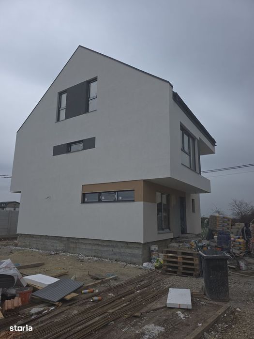 Casă nouă cu 5 camere și mansardă