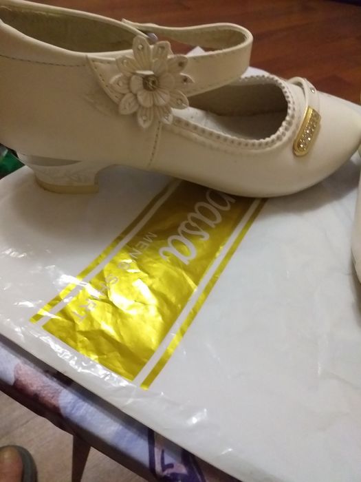 Девочковые белые туфли.
