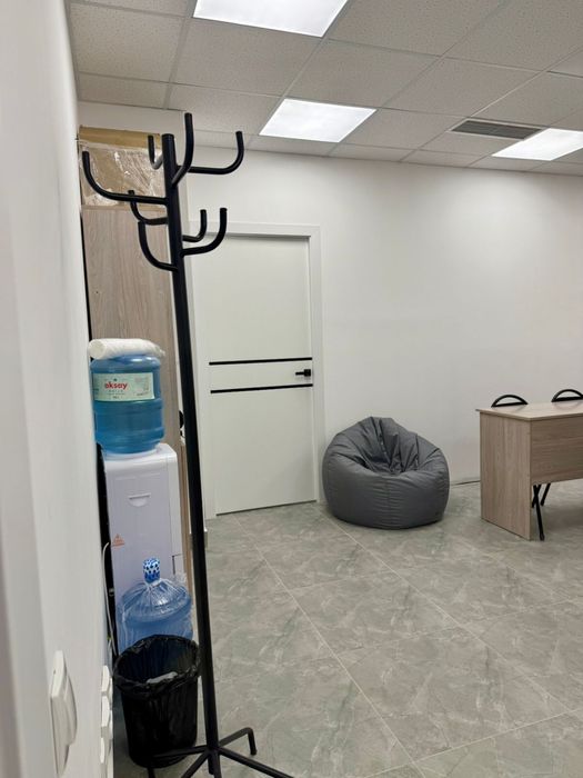 Парты, доска, принтер, кулер, вешалка, стулья для офиса