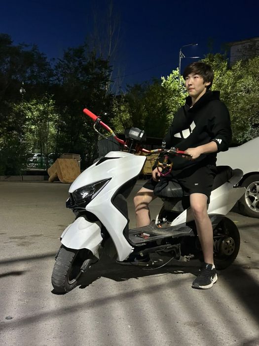 Продам М8 про скутер