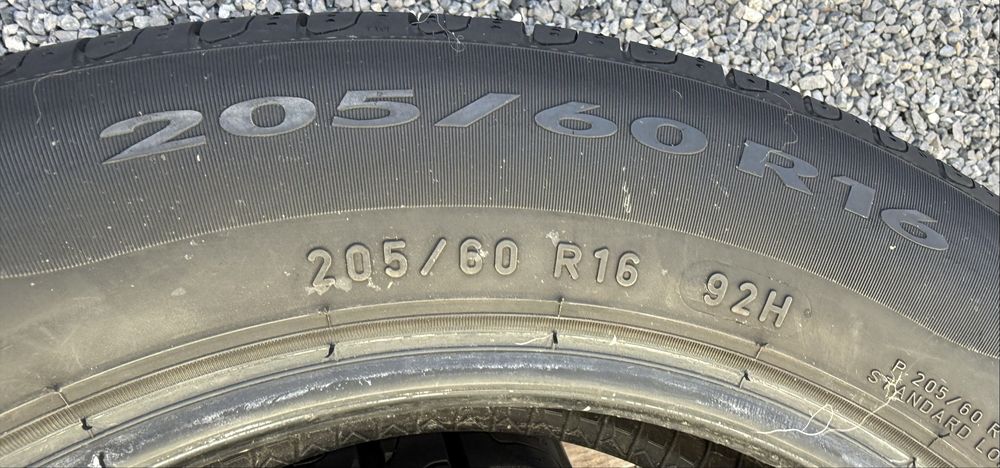 2бр 205/60/16 на 7мм с 18дот Пирели