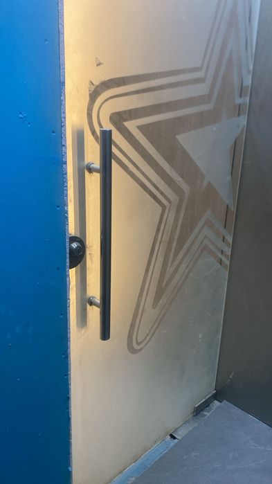 Стекло двер всё целый