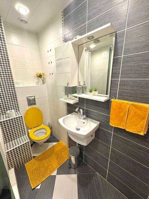 2BR Haven - Steps from the Mall 130€