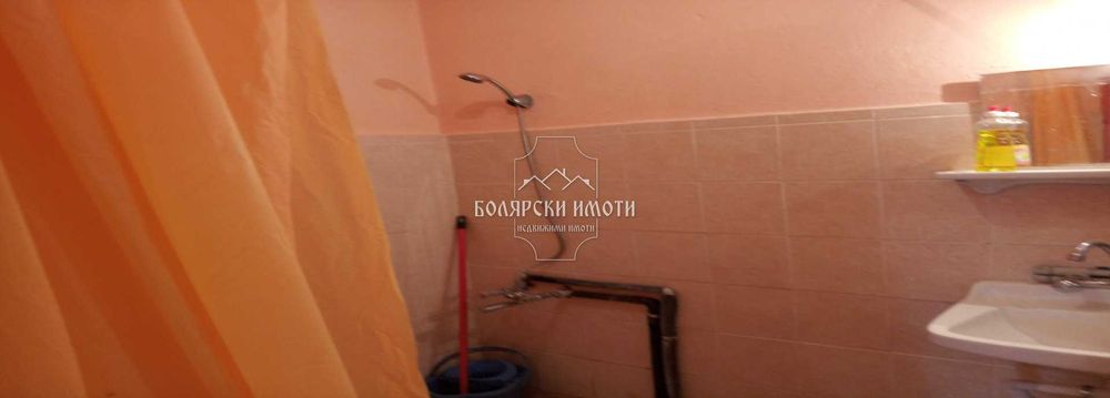 Тристаен в Акация