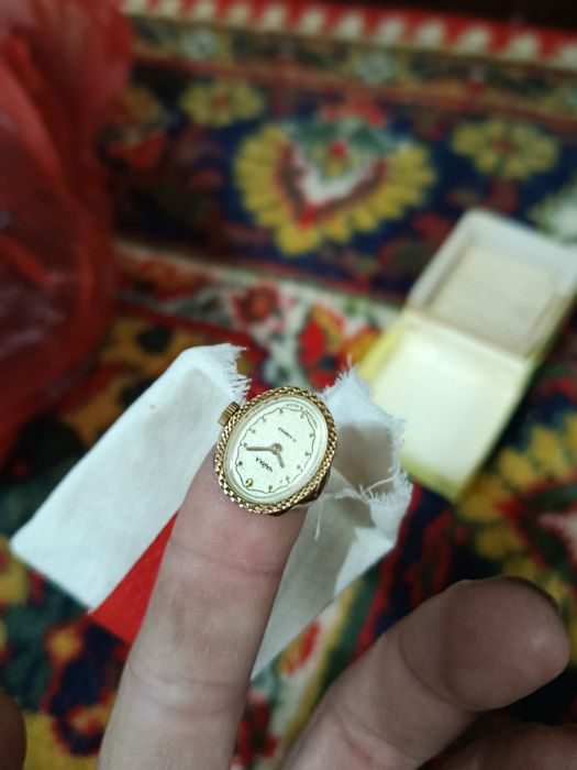 Продам кольцо с часами