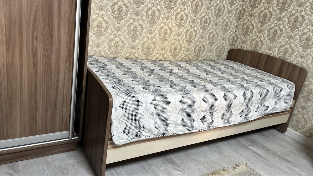 Продам кровать с матрасом