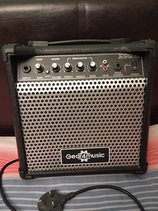 Електрическа китара с усилвател ,калъф, стойка и още аксесоари