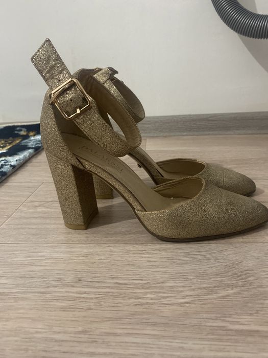 Золотистый туфли