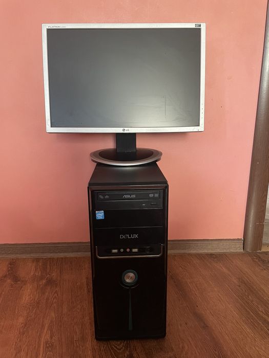 Компютър монитор и бюро