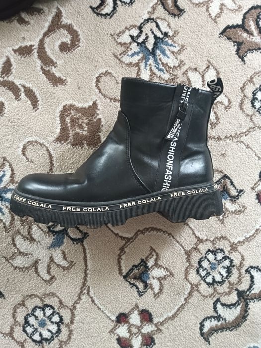 Отдам бесплатно обувь.