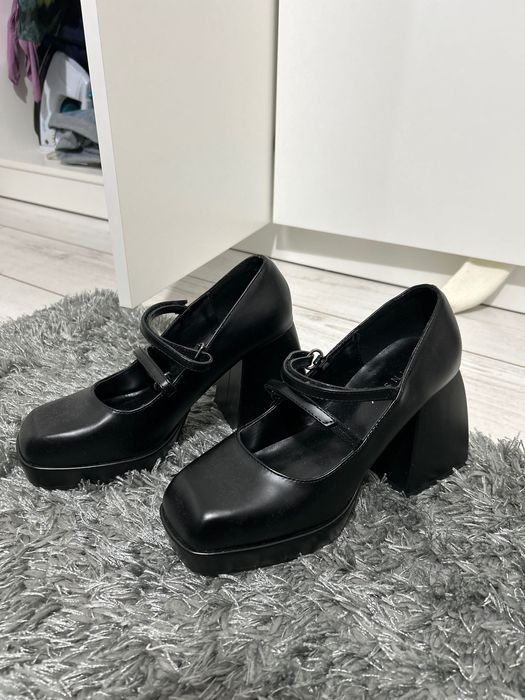 Pantofi cu toc negru gros