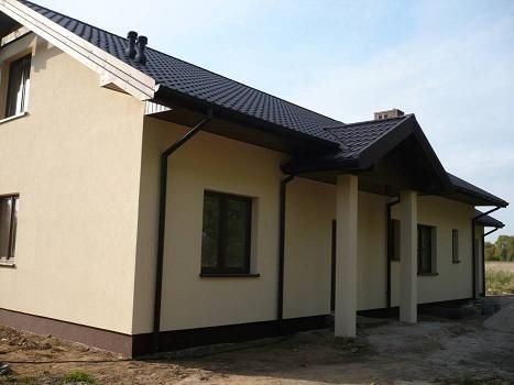 Case modulare pe structură metalică învelite cu panouri sandwich