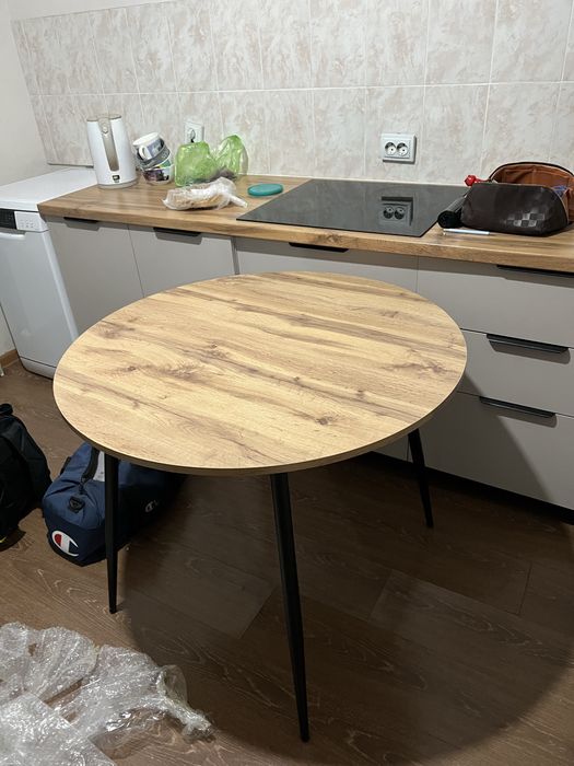 Кухонные круглые столы и прямые столы в Астане