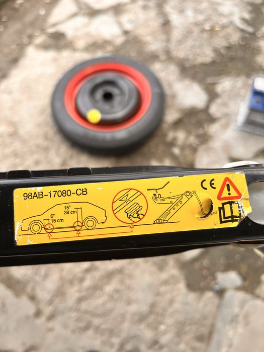 Roata de rezerva, cric, ,triunghi reflectorizant