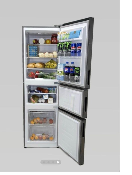 Серый холодильник с морозилкой