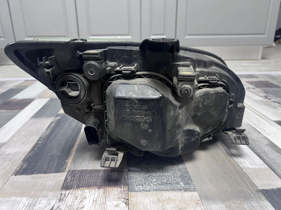 Far lupa xenon ford focus mk2 stanga