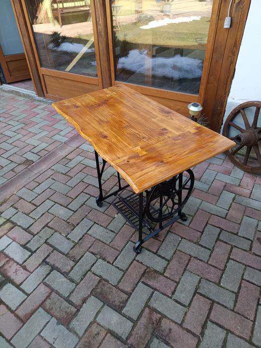 Masa sau birou din mașină de cusut