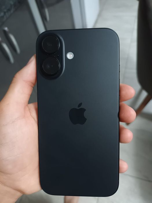 Vând urgent Iphone 16 128GB ușor negociabil