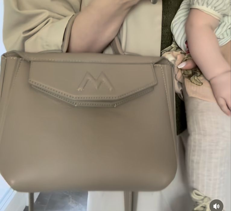 Caut Monday mini-Laura Maxim