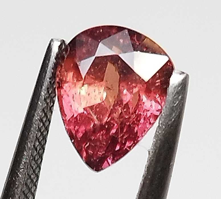 Рядък Ненагряван Падпараджа Сапфир 1.55кт с Цвят на Лотос при Залез!