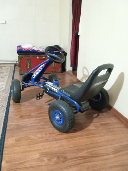 Продам машину на педалях