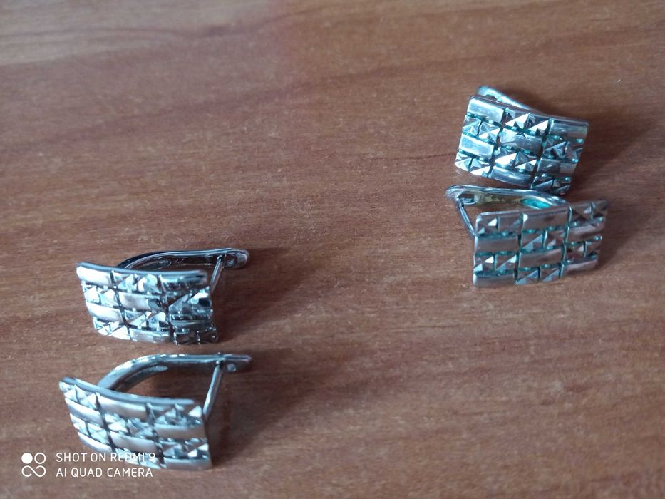 Серебряные серьги продам новые,