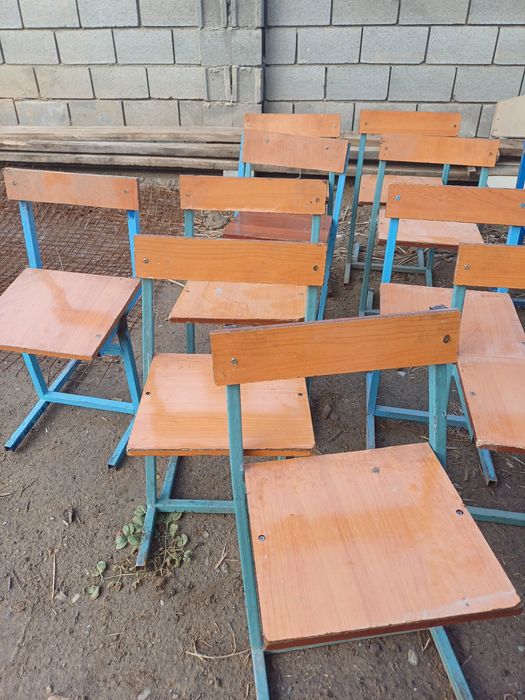 Парта со стулями сатылады.