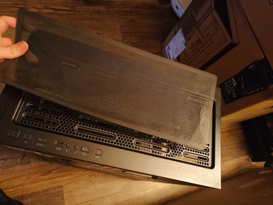 Vând două carcase Alphagear Oathkeeper, cumpărate de la PC Garage (am facturile).