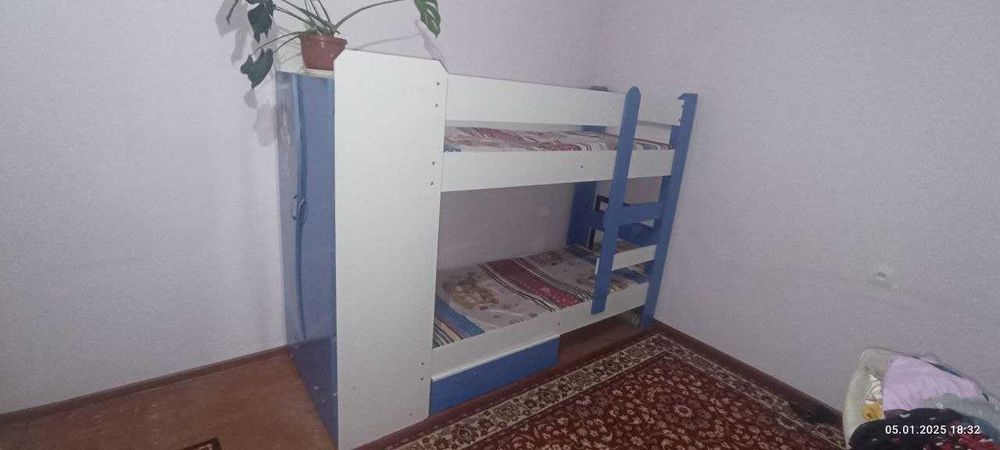 Bollalar uchun kravat va stol va stul