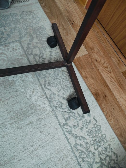 Продам вешалку напольную.