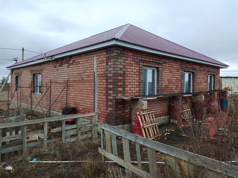 Каменщик клатка кирпича