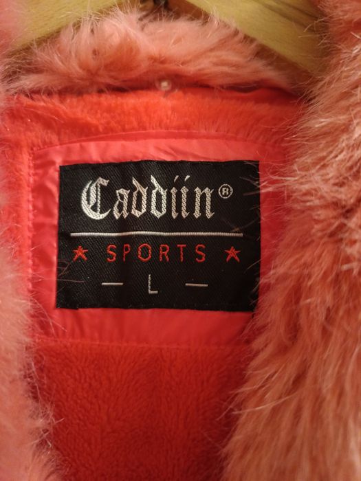 Продавам дамско зимно яке.Елегантно, запазенос подвижна яка.