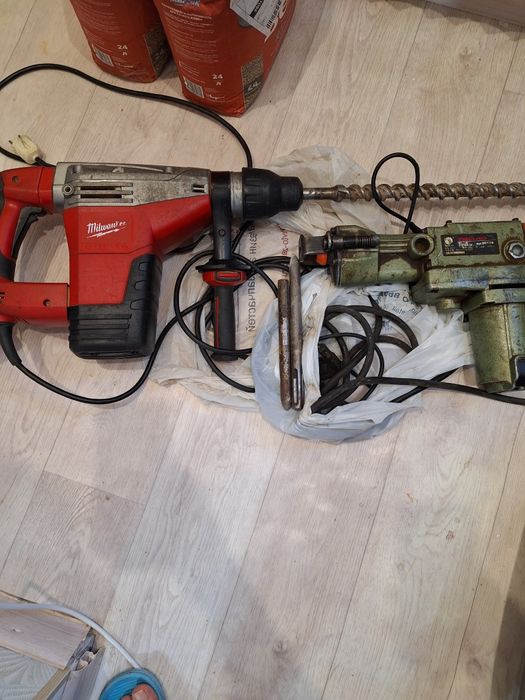 Перфораторы Milwaukee 2шт и один китайский все большие,с бурами